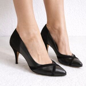 ✨ Vintage Black Pointed-Toe Pumps with Suede Stripe Detail | Size 7